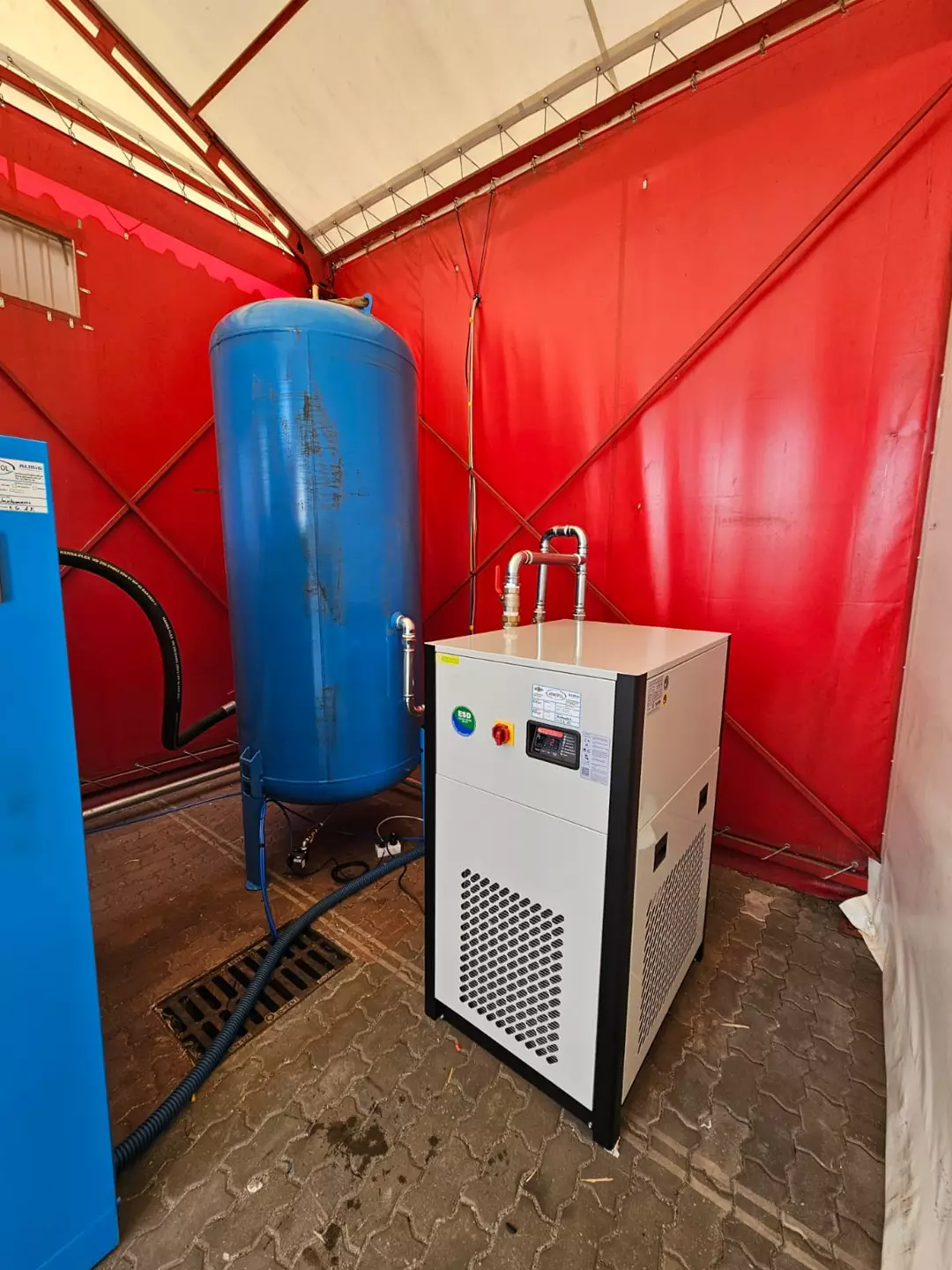 Tymczasowa kompresorownia - zakład produkcji i przetwórstwa chemicznego.