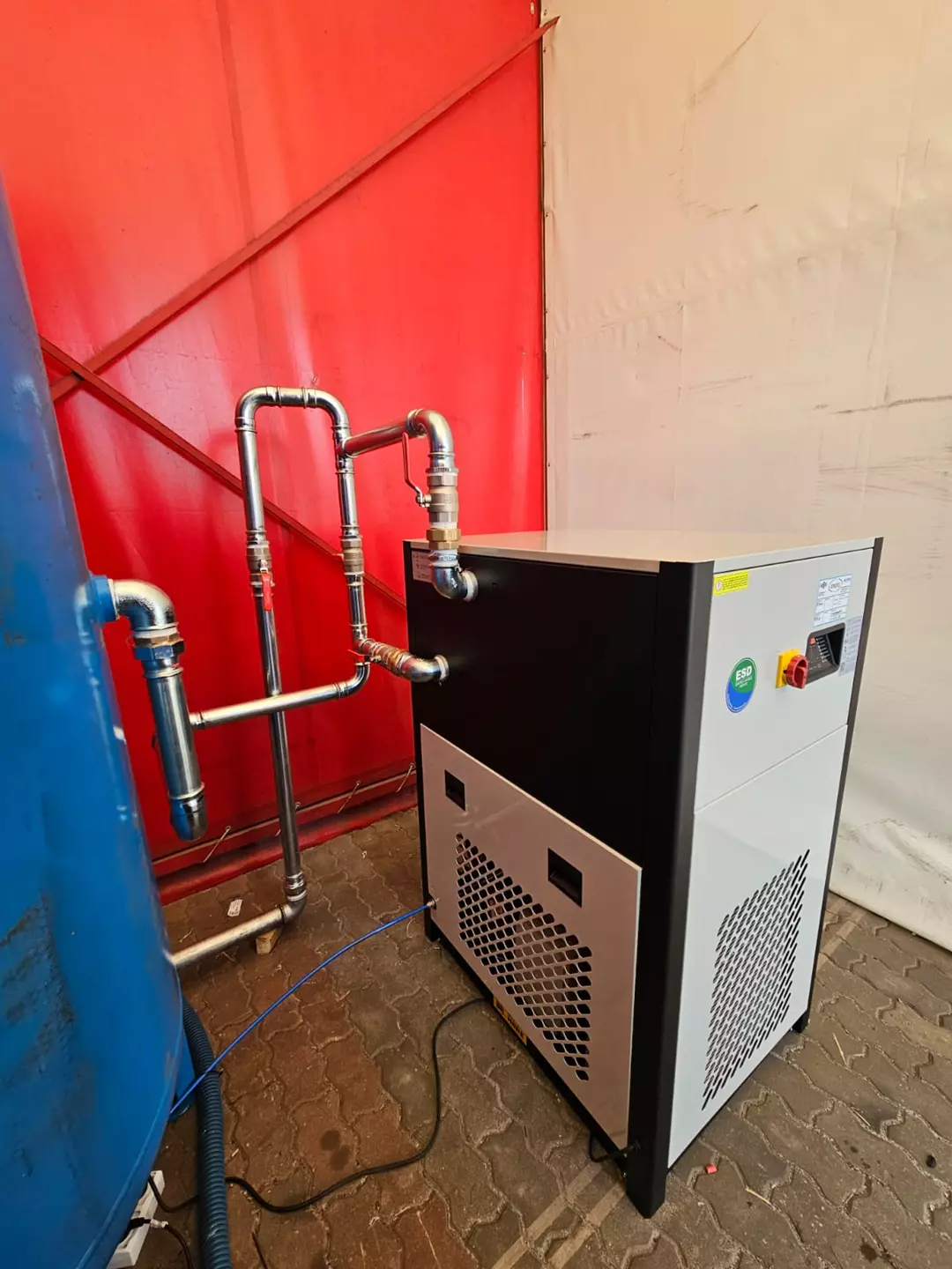 Tymczasowa kompresorownia - zakład produkcji i przetwórstwa chemicznego.